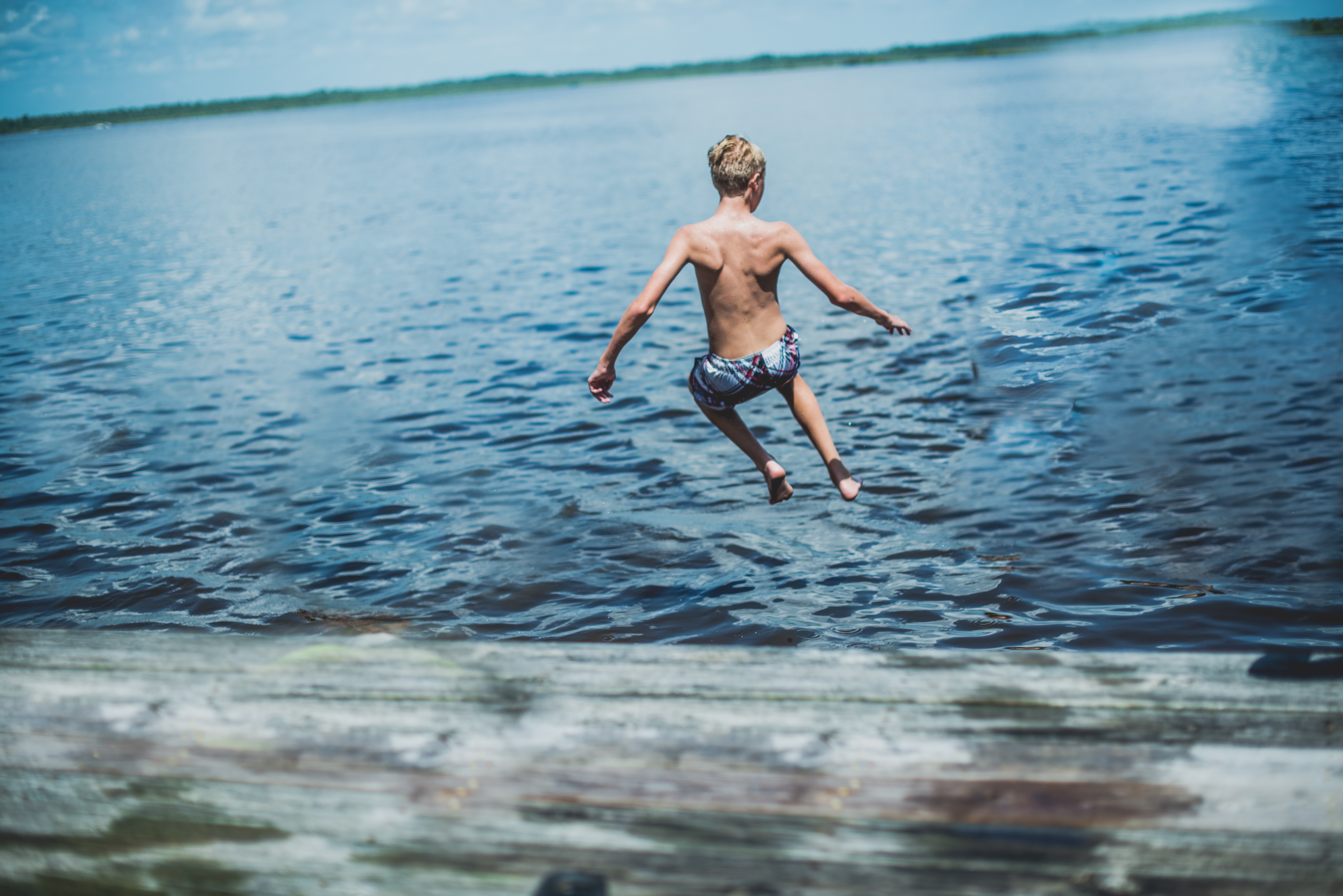 Гуляй танцуй ныряй. Купаться в море. Люди купаются. Мальчики в воде. Плавать в озере.